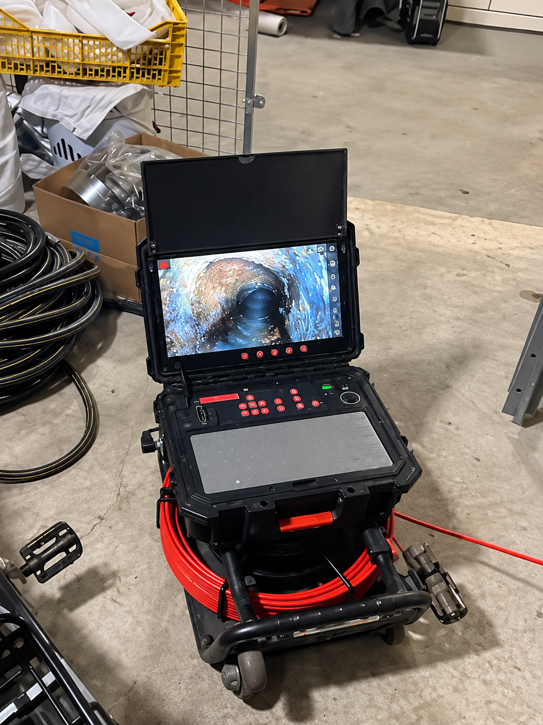 Technicien analysant un diagnostic sur écran — inspection caméra canalisation